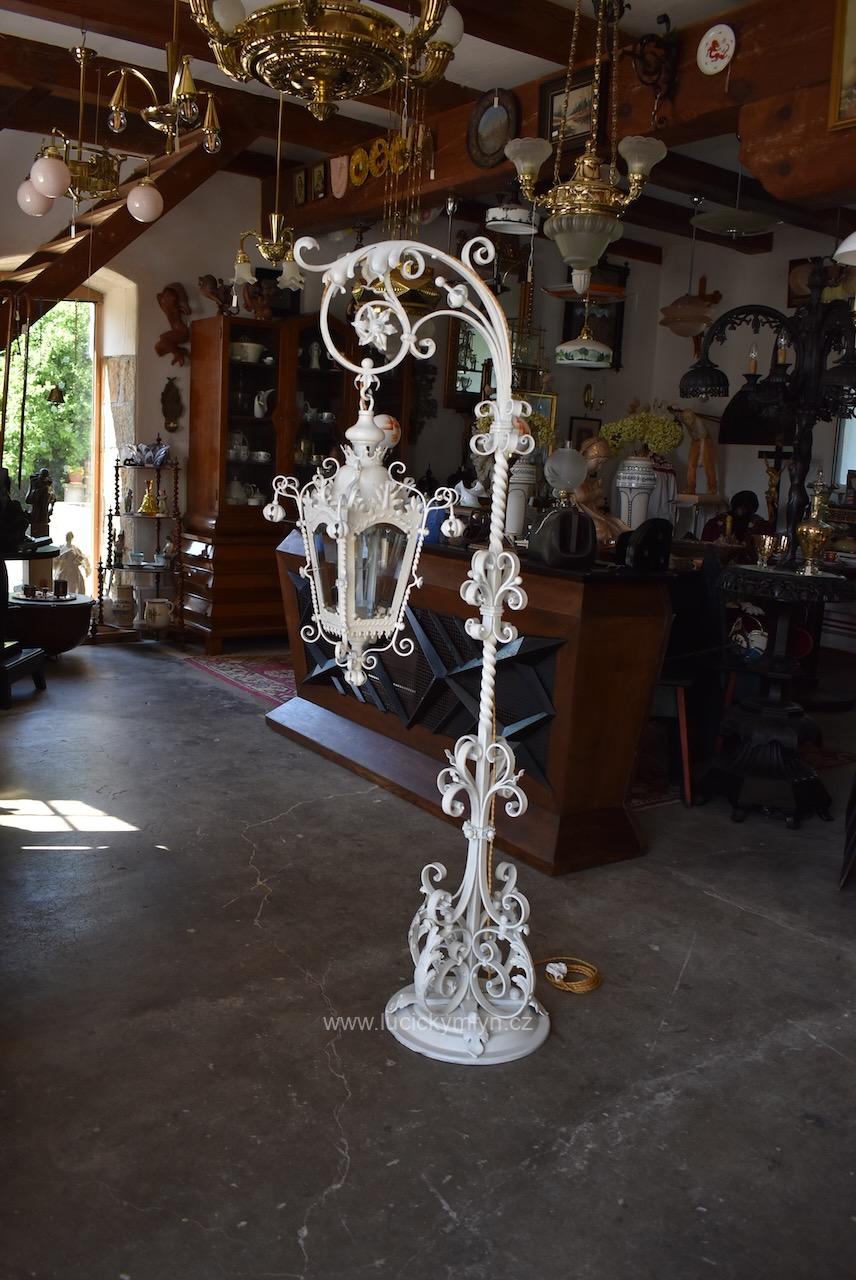 Starožitná umělecky kovaná stojací lampa ve stylu secese Starožitná umělecky kovaná stojací lampa ve stylu secese