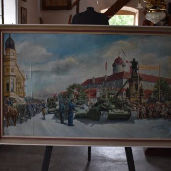 Monumentální obraz osvobození Poděbrad v roce 1945 – sovětské tanky, vítající dav a vzdávající se němečtí vojáci, malíř Mikšovský