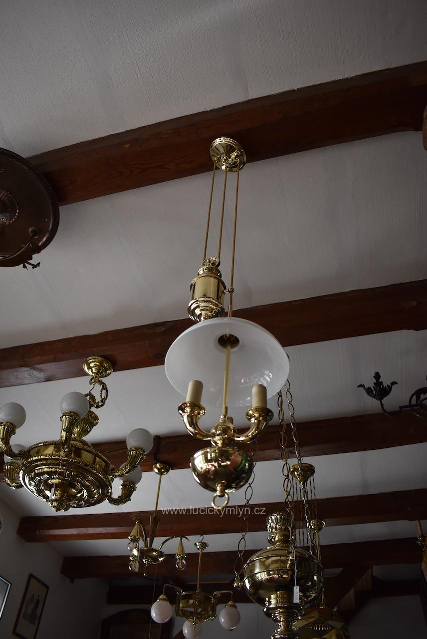 Větší atypicky ztvárněná starožitná stahovačka se třemi rameny Větší atypicky ztvárněná starožitná stahovačka se třemi rameny