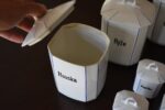 Velmi vkusná starožitná sada bílých porcelánových dóz