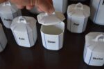 Velmi vkusná starožitná sada bílých porcelánových dóz