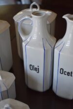 Velmi vkusná starožitná sada bílých porcelánových dóz