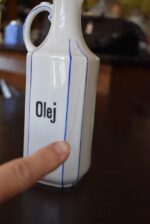 Velmi vkusná starožitná sada bílých porcelánových dóz