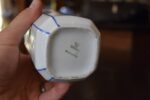 Velmi vkusná starožitná sada bílých porcelánových dóz