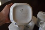 Velmi vkusná starožitná sada bílých porcelánových dóz