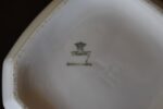 Velmi vkusná starožitná sada bílých porcelánových dóz
