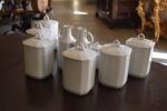 Velmi vkusná starožitná sada bílých porcelánových dóz