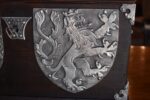 Starožitná truhlička romanticky ztvárněná v novogotickém stylu 1895