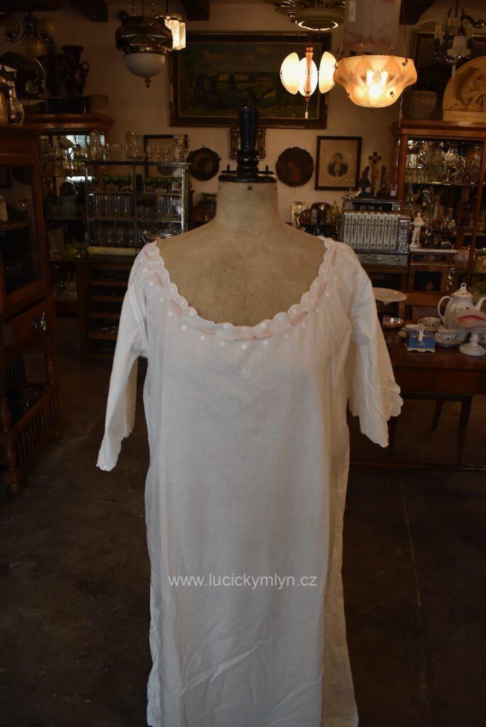 Středně větší historická dámská košilka