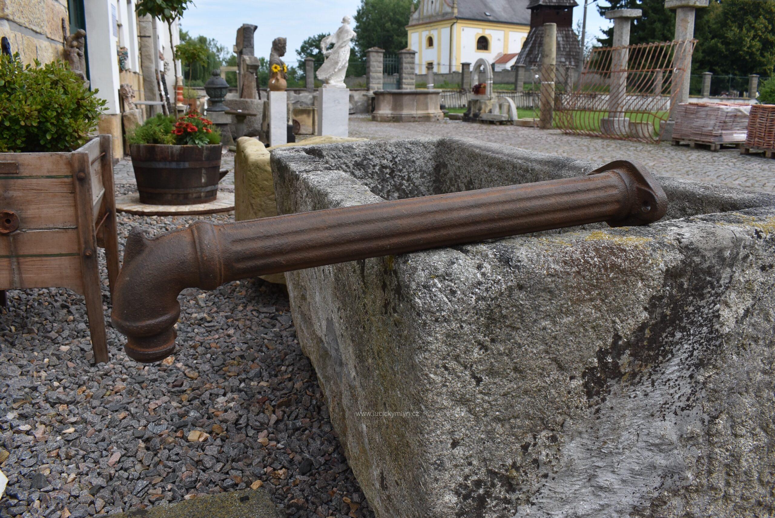 Masivní litinový chrlič k pumpě Masivní litinový chrlič k pumpě