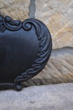 Středně velký starožitný téměř oválný a lehce vypouklý medailon