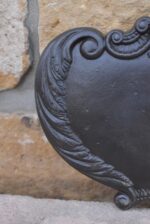 Středně velký starožitný téměř oválný a lehce vypouklý medailon