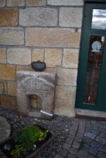 Středně velký starožitný téměř oválný a lehce vypouklý medailon