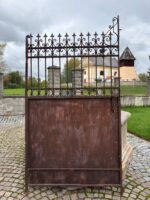 Vkusná a dobře zachovalá dvoukřídlá třímetrová brána