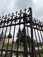 Vkusná a dobře zachovalá dvoukřídlá třímetrová brána