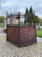 Vkusná a dobře zachovalá dvoukřídlá třímetrová brána