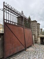 Vkusná a dobře zachovalá dvoukřídlá třímetrová brána