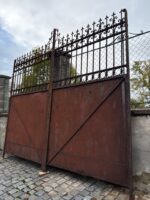 Vkusná a dobře zachovalá dvoukřídlá třímetrová brána