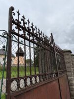 Vkusná a dobře zachovalá dvoukřídlá třímetrová brána