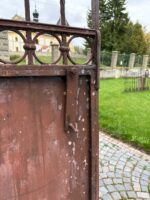Vkusná a dobře zachovalá dvoukřídlá třímetrová brána