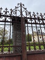 Vkusná a dobře zachovalá dvoukřídlá třímetrová brána
