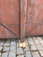 Vkusná a dobře zachovalá dvoukřídlá třímetrová brána