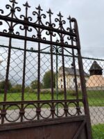 Vkusná a dobře zachovalá dvoukřídlá třímetrová brána