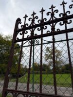 Vkusná a dobře zachovalá dvoukřídlá třímetrová brána