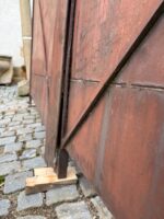 Vkusná a dobře zachovalá dvoukřídlá třímetrová brána