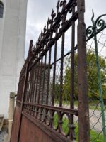 Vkusná a dobře zachovalá dvoukřídlá třímetrová brána