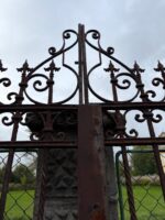 Vkusná a dobře zachovalá dvoukřídlá třímetrová brána