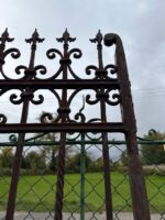 Vkusná a dobře zachovalá dvoukřídlá třímetrová brána