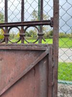 Vkusná a dobře zachovalá dvoukřídlá třímetrová brána