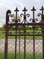 Vkusná a dobře zachovalá dvoukřídlá třímetrová brána