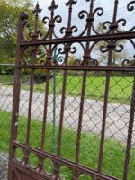 Vkusná a dobře zachovalá dvoukřídlá třímetrová brána