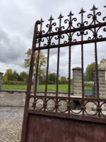 Vkusná a dobře zachovalá dvoukřídlá třímetrová brána