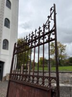 Vkusná a dobře zachovalá dvoukřídlá třímetrová brána