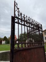 Vkusná a dobře zachovalá dvoukřídlá třímetrová brána