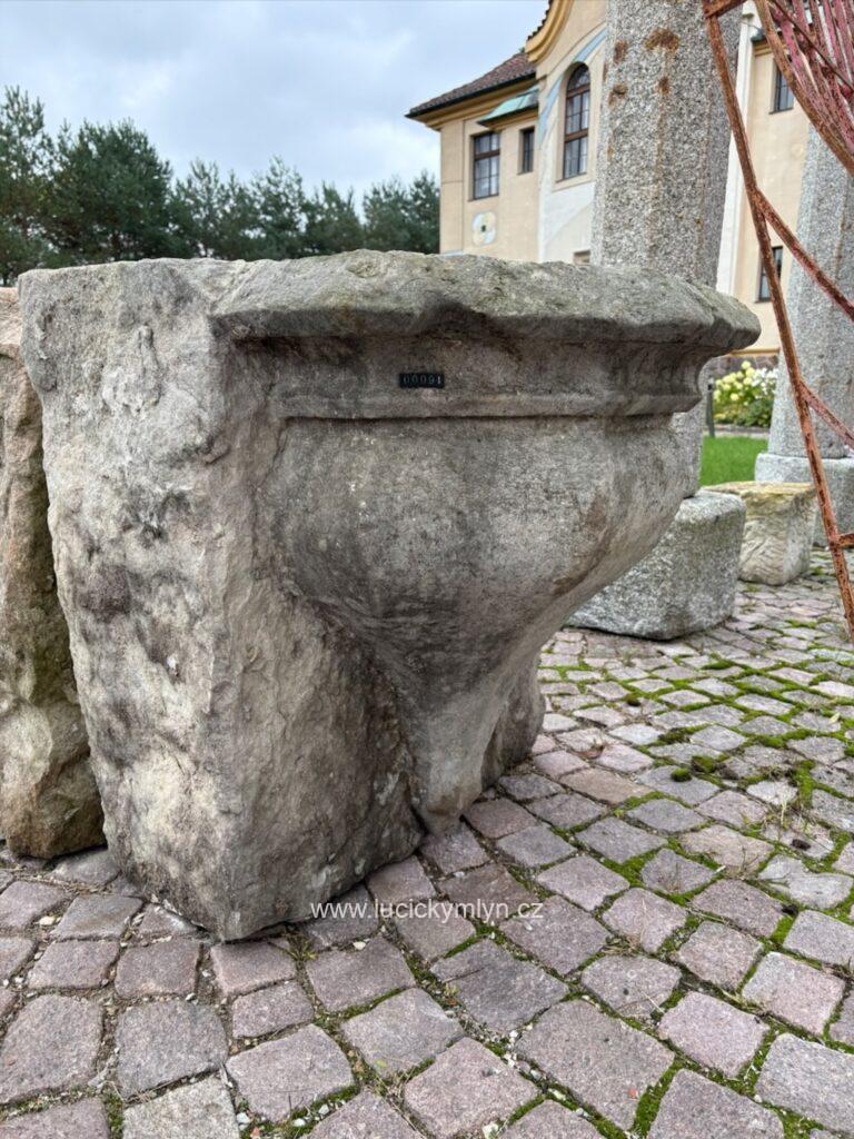 B - unikátní konzole z masivního pískovce