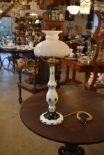 Vysoká a elegantní starožitná stolní lampa ze zeleného přejímaného skla