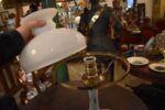 Vysoká a elegantní starožitná stolní lampa ze zeleného přejímaného skla
