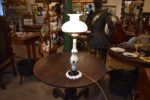 Vysoká a elegantní starožitná stolní lampa ze zeleného přejímaného skla