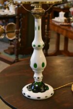 Vysoká a elegantní starožitná stolní lampa ze zeleného přejímaného skla