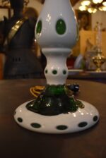 Vysoká a elegantní starožitná stolní lampa ze zeleného přejímaného skla