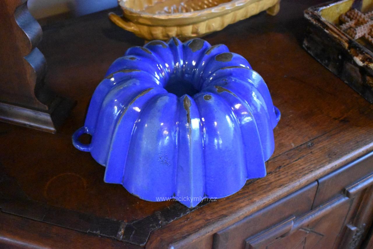 Hezky modře smaltovaná a generacemi osvědčená poctivá starožitná litinová bábovka Hezky modře smaltovaná a generacemi osvědčená poctivá starožitná litinová bábovka