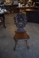 Starožitná pozdně barokní dubová židle v honosném panském stylu