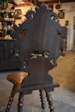 Starožitná pozdně barokní dubová židle v honosném panském stylu