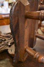 Starožitná pozdně barokní dubová židle v honosném panském stylu