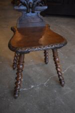 Starožitná pozdně barokní dubová židle v honosném panském stylu