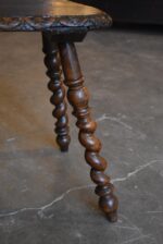 Starožitná pozdně barokní dubová židle v honosném panském stylu